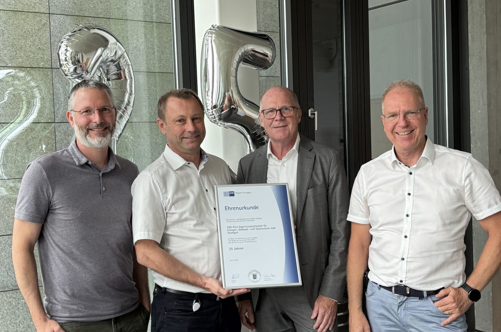 Urkundenübergabe durch Herrn Leinwand (IHK)